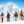 Groep skiers loopt over piste in skigebied met skies op hun schouders